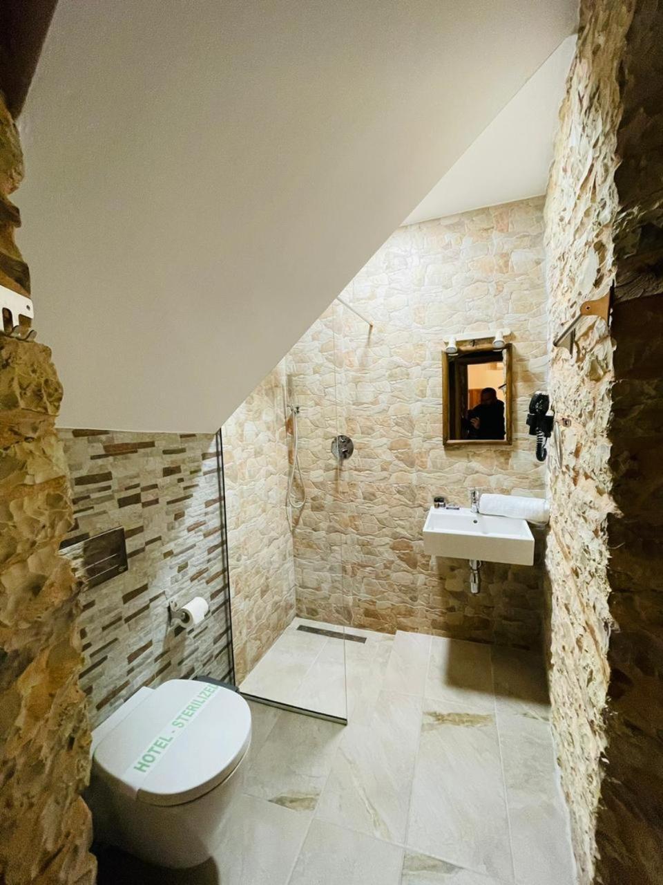 Boutique Hotel Praga Gjirokastër الغرفة الصورة